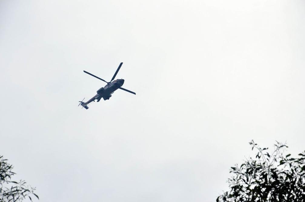 Máy bay trinh sát của công ty bay Trực thăng miền Nam quần thảo trên núi Dinh tìm kiếm máy bay EC 130-T2 rơi