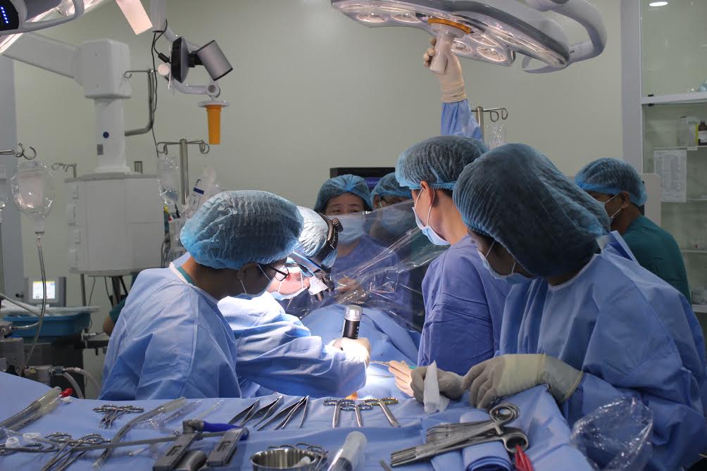 Dưới sự hướng dẫn của các bác sĩ chuyên khoa phẫu thuật tim Bệnh viện Chợ Rẫy TP.Hồ Chí Minh, các bác sĩ Khoa Phẫu thuật - hồi sức tim Bệnh viện đa khoa Thống Nhất tiến hành phẫu thuật tim hở đầu tiên
