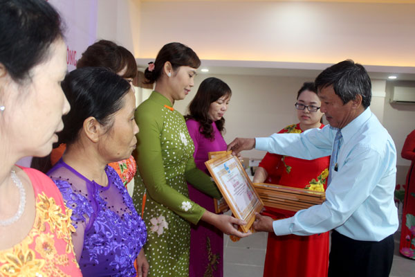 Đồng chí Hồ Thanh Sơn, UV Ban TVTU, Trưởng ban dân vận Tỉnh ủy tặng bằng khen của Hội Liên hiệp phụ nữ cho các tập thể đạt thành tích trong công tác vận động phụ nữ tôn giáo