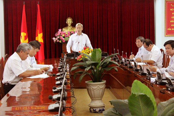 Bí thư Tỉnh ủy Nguyễn Phú Cường chỉ đạo tại cuộc họp.