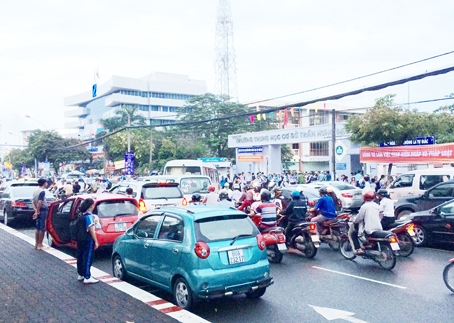 2. Trong khi đó, hàng dãy ô tô dừng đậu dọc 2 bên đường trước cổng Trường tiểu học Trịnh Hoài Đức và Trường THCS Trần Hưng Đạo đã gây ra tình trạng ùn tắc giao thông thường xuyên ở khu vực này mỗi ngày.