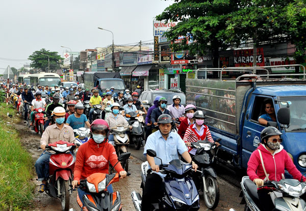 Đường Bùi Văn Hòa là nơi thương xuyên xảy ra tình  trạng kẹt xe nghiêm trọng với mật độ phương tiện đông đúc và phức tạp.