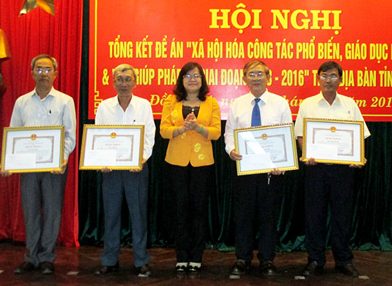 Bà Nguyễn Hòa Hiệp, Phó Chủ tịch UBND tỉnh tặng bằng khen của Chủ tịch UBND tỉnh cho tập thể và cá nhân đạt thành tích xuất sắc qua thực hiện đề án.