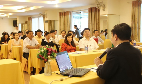 Tiến sĩ Nguyễn Văn Điệp trao đổi với các học viên tại buổi tập huấn