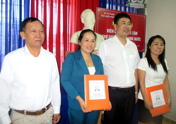Ông Viên Hồng Tiến, Giám đốc Sở Tư pháp tỉnh trao quyết định bổ nhiệm Trưởng chi nhánh cho bà: Nguyễn Thị Liễu (huyện Long Thành) và bà Lê Mai (thị xã Long Khánh).