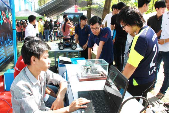 Học sinh tham gia ngày hội tư vấn hướng nghiệp tại Trường đại học công nghệ Đồng Nai