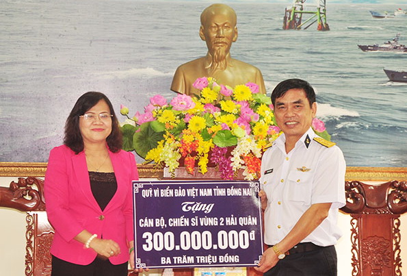 Mr. Dang Manh Trung presents Tet gifts to representative of Naval Zone 2