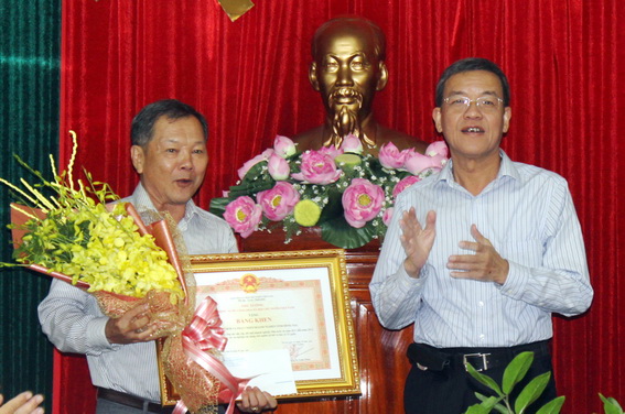 Chairman Dinh Quoc Thai (R) presenting a momento to Governor Toshizo Ido.