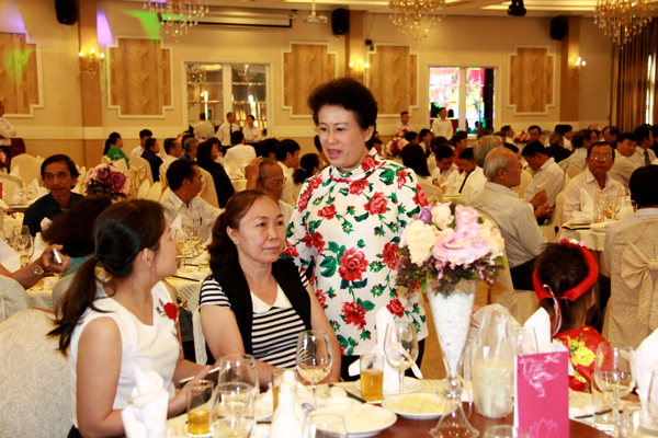 Vice Chairman of the Dong Nai Provincial People’s Committee Tran Minh Phuc hands  the 2nd-class Labor Medal and laudatory writting to DonaCoop.