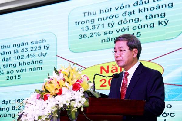 Vice Chairman of the Dong Nai Provincial People’s Committee Tran Minh Phuc hands  the 2nd-class Labor Medal and laudatory writting to DonaCoop.