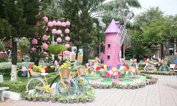 Mô hình cối xay gió và xe đạp chở hoa.