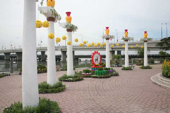 Một nhóm tiểu cảnh trang trí hoa dọc bờ kè sông Đồng Nai.
