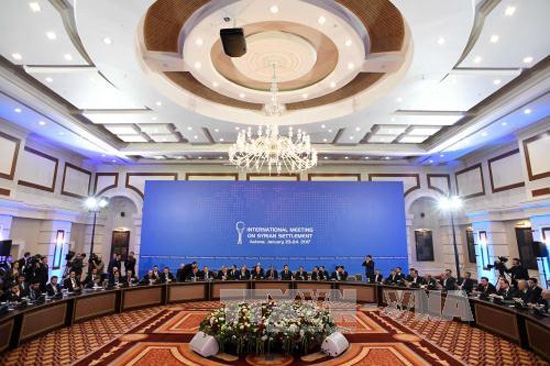 Đại diện của Chính phủ Syria và phe đối lập cùng đại diện của các nước trung gian tại cuộc hòa đàm ở thủ đô Astana. Ảnh: AFP/TTXVN