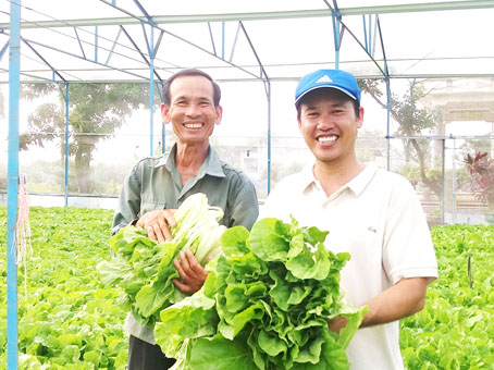 Ãng VÅ© Äá»©c Sinh (pháº£i) vÃ  cha bÃªn vÆ°á»n rau sáº¡ch á» huyá»n XuÃ¢n Lá»c.