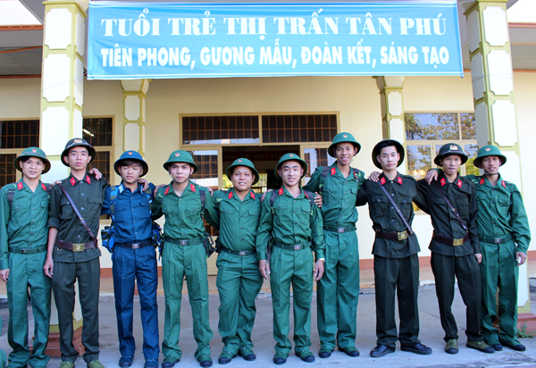 Tân binh thị trấn Tân Phú trước giờ đưa quân về hội trại tòng quân huyện 