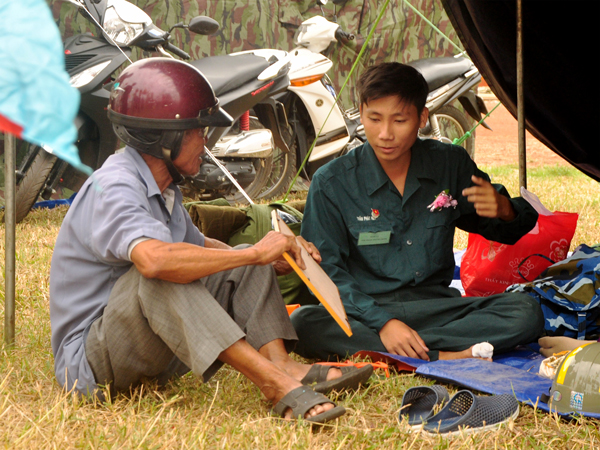 Ông Lê Văn Ghẻ (trái) đến tiễn cháu nội lên đường nhập ngũ (ảnh: Đăng Tùng)