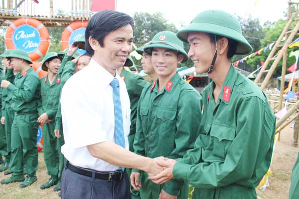 Chủ tịch UBND huyện Long Thành Ngô Thế Ân chúc mừng các thanh niên trúng tuyển nghĩa vụ.