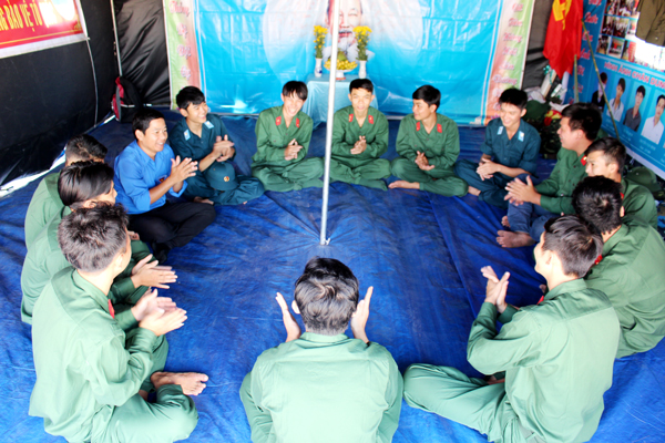 Các thủ lĩnh Đoàn giao lưu với các tân binh tại các tiểu trại