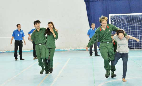 Thanh niên, tân binh tham gia chơi trò chơi tại Hội trại tòng quân.