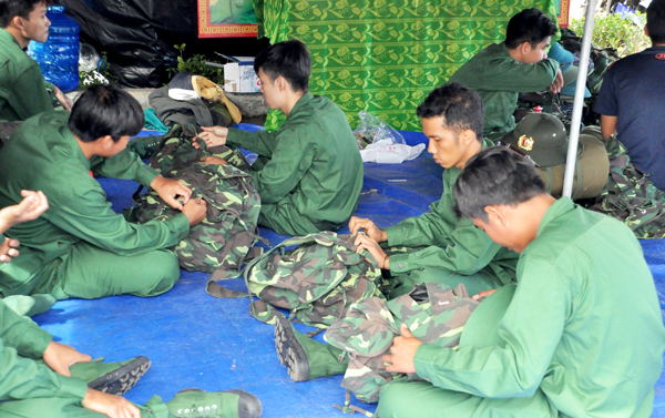 Các tân binh xếp tư trang cẩn thận trước giờ lên đường. Ảnh: Thanh Hải.