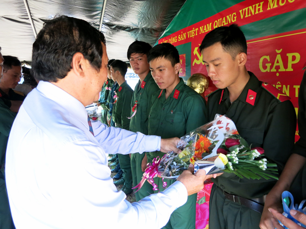 Lãnh đạo huyện Xuân Lộc thăm hỏi thanh niên trước giờ nhập ngũ