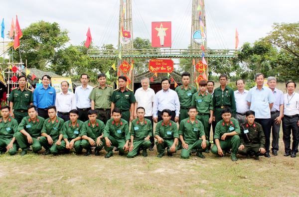 Đồng chí Hồ Văn Năm và lãnh đạo huyện chụp hình lưu niệm với các tân binh.