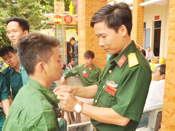 Chỉnh trang quân phục cho tân binh (ảnh: Đăng Tùng)