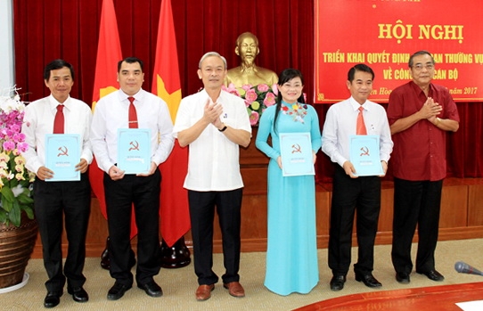 Các đồng chí: Nguyễn Phú Cường và Trần Văn Tư chụp hình lưu niệm với các đồng chí được điều động và bổ nhiệm.