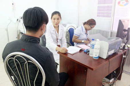 Bác sĩ Bệnh viện da liễu Đồng Nai khám bệnh cho một bệnh nhân bị bệnh “khó nói”. Ảnh: Đ.Ngọc