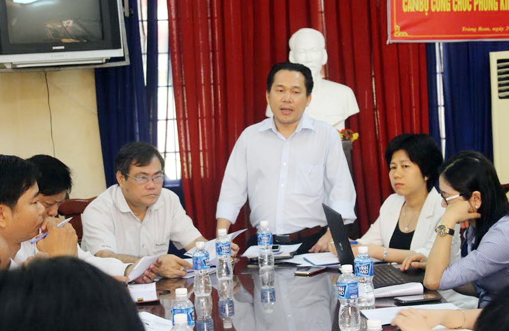 Phó giám đốc Sở Công thương Lê Văn Lộc(đứng) làm việc với UBND huyện Trảng Bom và các chủ đầu tư các cụm công nghiệp trên địa bàn huyện