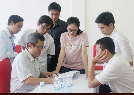 Phó giám đốc Sở Nội vụ Tạ Quang Trường (đầu tiên từ trái qua) cùng các sở, ngành rà soát quy trình giải quyết thủ tục hành chính để cấu hình quy trình lên phần mềm một cửa của tỉnh. Ảnh: Đặng Ngọc.