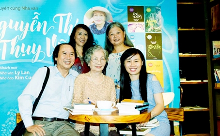 Nhà văn Nguyễn Thị Thụy Vũ (ngồi giữa, đeo kính) tại buổi ra mắt sách ở Đường sách TP.Hồ Chí Minh chiều 19-3-2017. Ảnh: TL