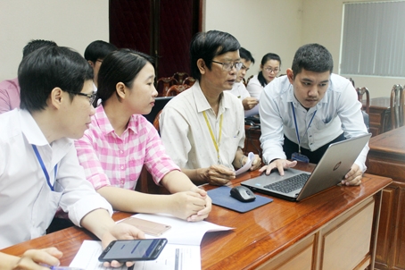 Cán bộ, công chức của các sở, ngành tập huấn sử dụng phần mềm một cửa hiện đại của Trung tâm hành chính công tỉnh Đồng Nai. Ảnh: N.Thư
