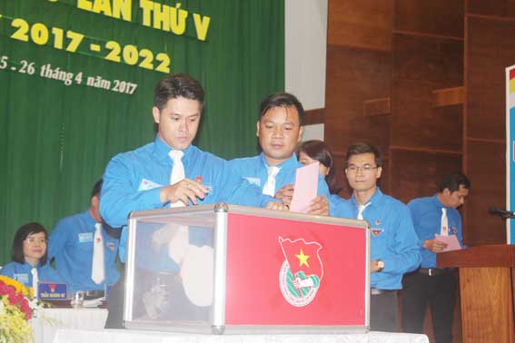  Các đại biểu bỏ phiến bầu Ban chấp hành Huyện đoàn Nhơn Trạch.