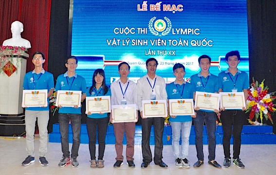 Các thành viên Trường đại học Đồng Nai nhận giải thưởng tại cuộc thi (Ảnh: CTV)
