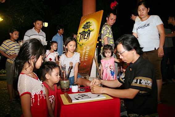 Gian hàng cho chữ thư pháp ở phố đi bộ Nguyễn Văn Trị luôn có đông người đến xin chữ.