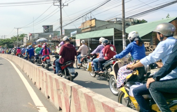 Xe 2 bánh tập trung khá đông, di chuyển khó khăn hướng về huyện Long Thành.