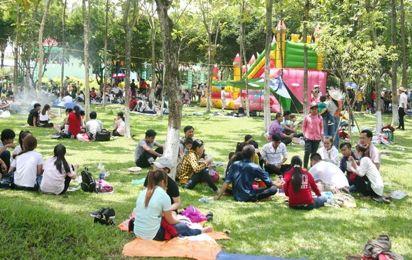 du khách tổ chức các hoạt động dã ngoại tại Khu du lịch Bửu Long trong sáng 30-4.