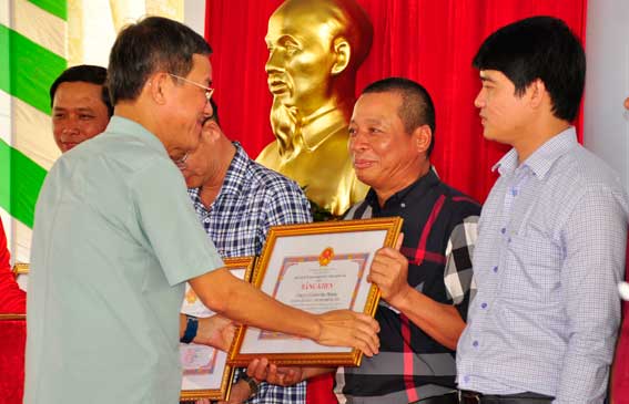 Chủ tịch UBND tỉnh Đinh Quốc Thái tặng Bằng khen cho các tập thể hoàn thành xuất sắc trong công tác xây dựng cầu An Hảo và đường Đặng Văn Trơn nối dài