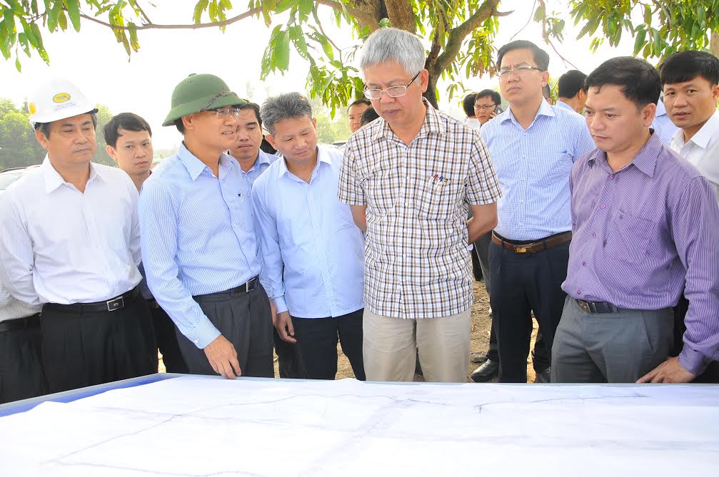 Ông Nguyễn Đức Kiên, Phó chủ nhiệm Ủy ban Kinh tế của Quốc hội, Trưởng đoàn giám sát (thứ 2 từ phải sang) kiểm tra dự án BOT đường chuyên dùng tại xã Phước Tân, TP.Biên Hòa