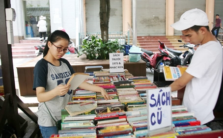 Bạn đọc chọn mua sách tại đường sách Nguyễn Văn Bình.