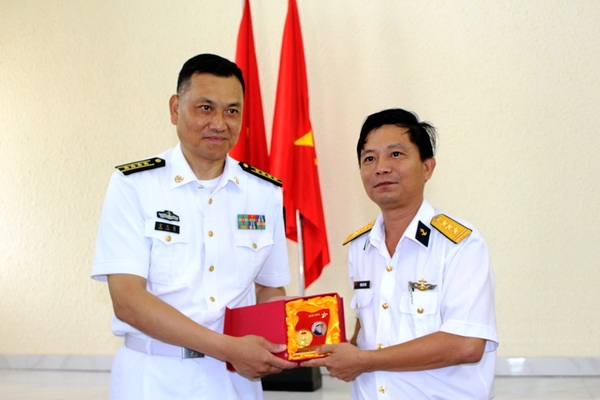 Thượng tá Trần Chí Tâm, Lữ đoàn trưởng Lữ đoàn 171 (bìa phải) trao tặng lô gô kỷ niệm cho đại tá Quan Viên Tân