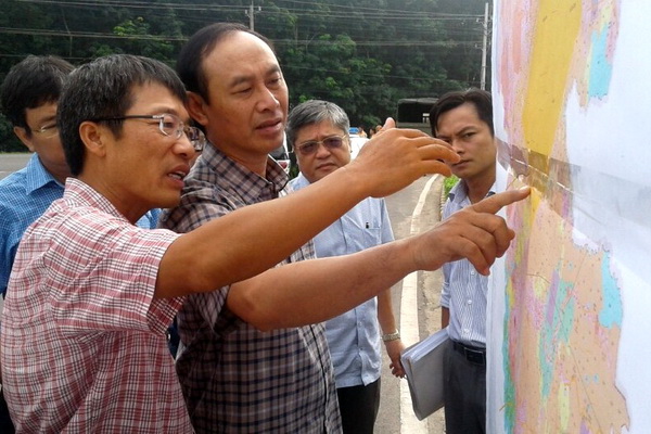 Thứ trưởng Lê Đình Thọ (giữa) đang xem bản đồ quy hoạch khu tái định cư cho dự án sân bay Long Thành