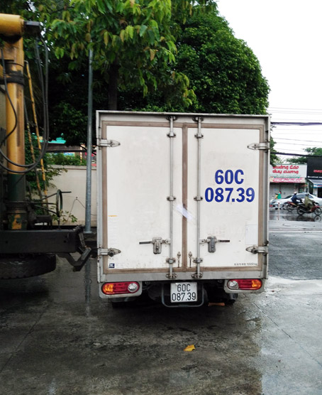 Lực lượng c&ocirc;ng an kiểm tra kho h&agrave;ng của Nguyễn Văn Sứ v&agrave; chiếc xe tải Nguyễn Văn Sứ d&ugrave;ng vận chuyển h&agrave;ng nghi l&agrave;m giả đi ti&ecirc;u thụ.
