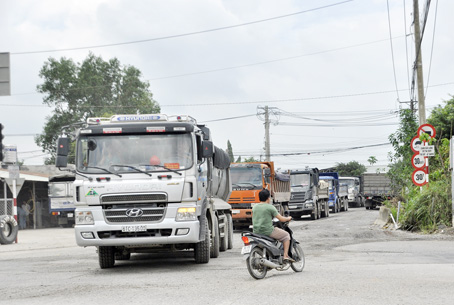 Xe tải ben nối đuôi nhau chạy từ các mỏ đá Tân Cang ra đường Võ Nguyên Giáp. Ảnh: T.HẢI