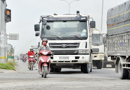 Xe 2 bánh dễ gặp nguy hiểm khi lưu thông cùng các loại xe tải.