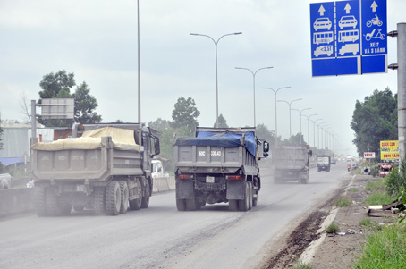 2 xe tải ben chạy giành nhau, đua tốc độ trên đường.