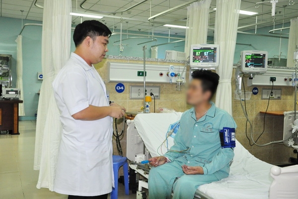 Bác sĩ Đặng Hà Hữu Phước, Phó Khoa tim mạch can thiệp Bệnh viện đa khoa Đồng Nai tái khám cho bệnh nhân N.Đ.T. Ảnh: Đặng Ngọc.