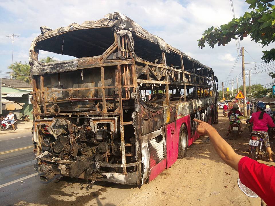 The sleeper bus after the incident. — Photo sggp.org.vn  Read more at http://vietnamnews.vn/society/393557/sleeper-bus-catches-fire-30-passengers-survive.html#MjlZEjpsTtVvF4WZ.99