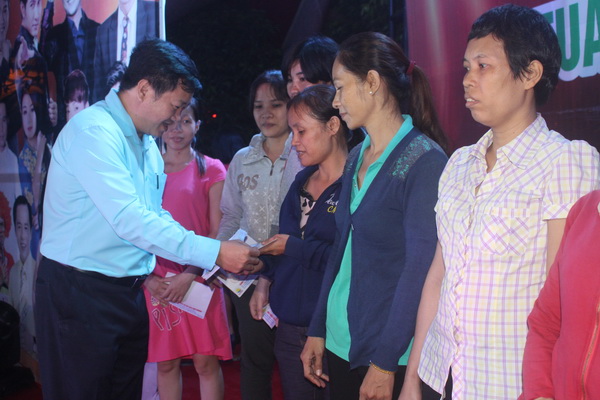 Vice President Tang Quoc Lap of the provincial Labour Federation presents gifts for workers.